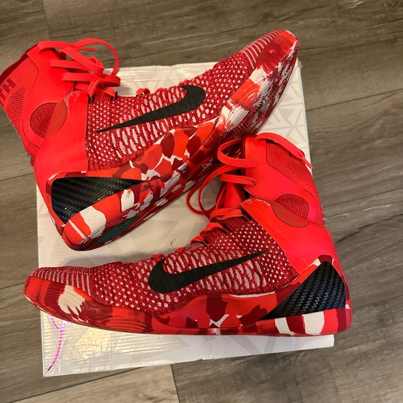 Kobe 9 Elite ‘Christmas’ - Size 12 - slightly worn - Picture 3 of 7